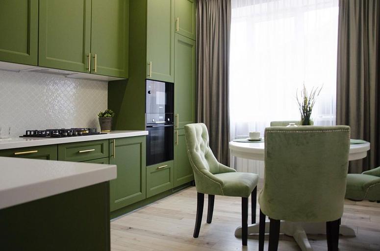 Фото угловая яркая зеленая оливковая кухня с крашеными фасадами в неоклассическом стиле c акриловой столешницей