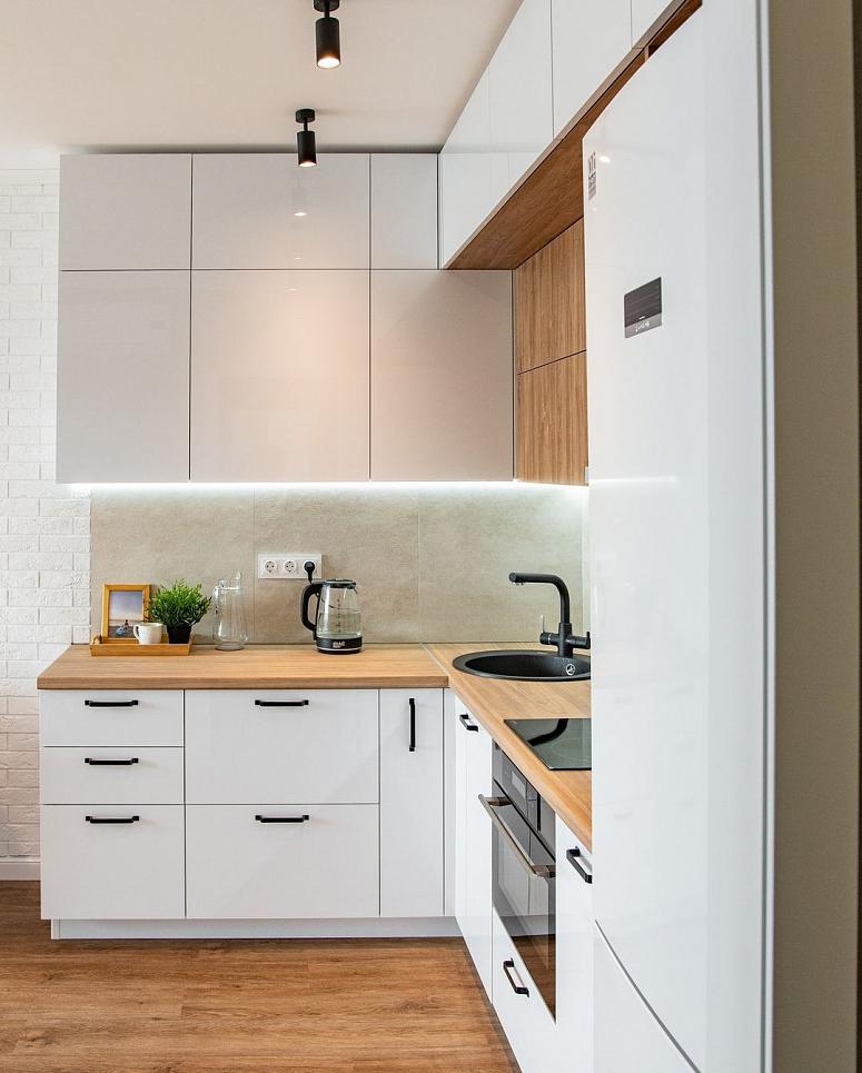 Фото угловая трехъярусная белая древесная двухцветная светлая кухня из акрила в стиле Хай-Тек и в стиле Минимализм с пластиковой столешницей