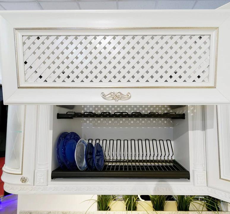 Фото угловая белая светлая кухня из массива из шпона в классическом стиле c акриловой столешницей