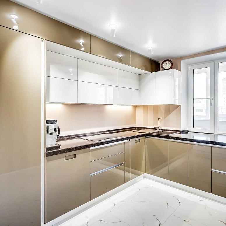Фото трехъярусная п-образная белая бежевая двухцветная кухня из акрила в стиле Хай-Тек и в стиле Минимализм c акриловой столешницей