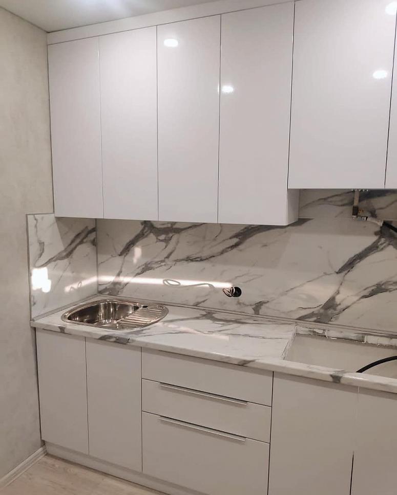 Фото прямая белая светлая глянцевая кухня с пластиковыми фасадами AGT в стиле Минимализм с пластиковой столешницей