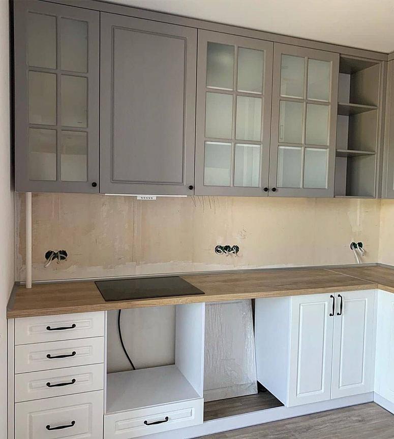 Фото угловая белая серая двухцветная кухня с крашеными фасадами в неоклассическом стиле с пластиковой столешницей