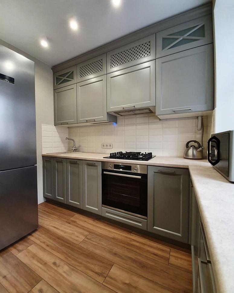 Фото угловая серая матовая темная кухня с крашеными фасадами в неоклассическом стиле с пластиковой столешницей