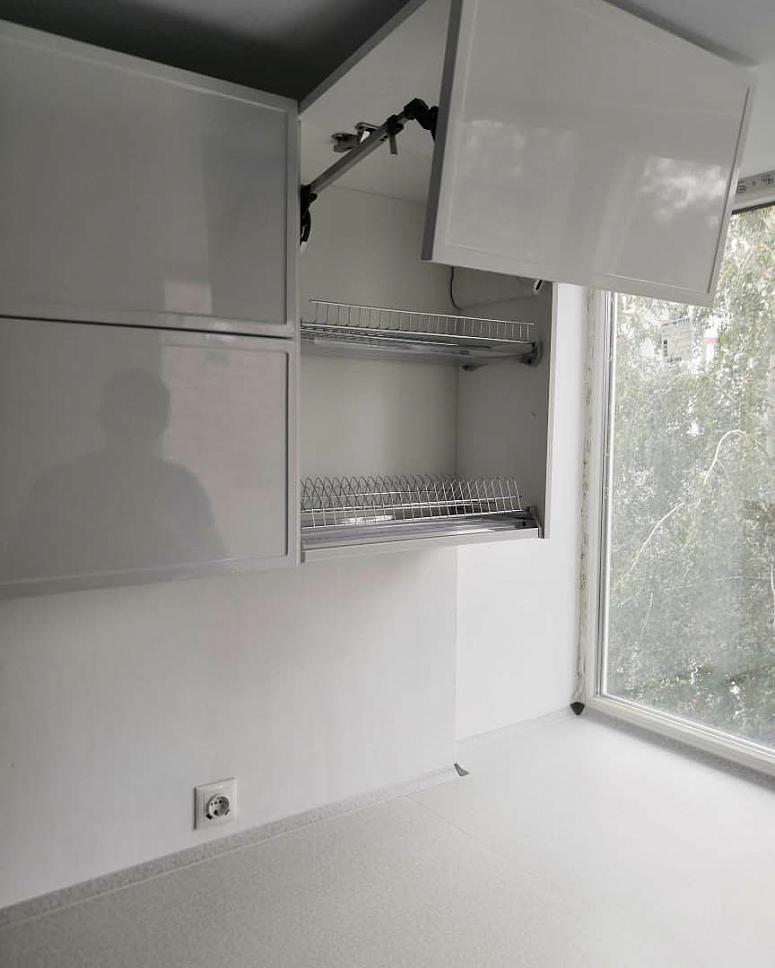 Фото п-образная двухцветная глянцевая матовая серая светлая кухня с пластиковыми фасадами в стиле Хай-Тек и в неоклассическом стиле с пластиковой столешницей