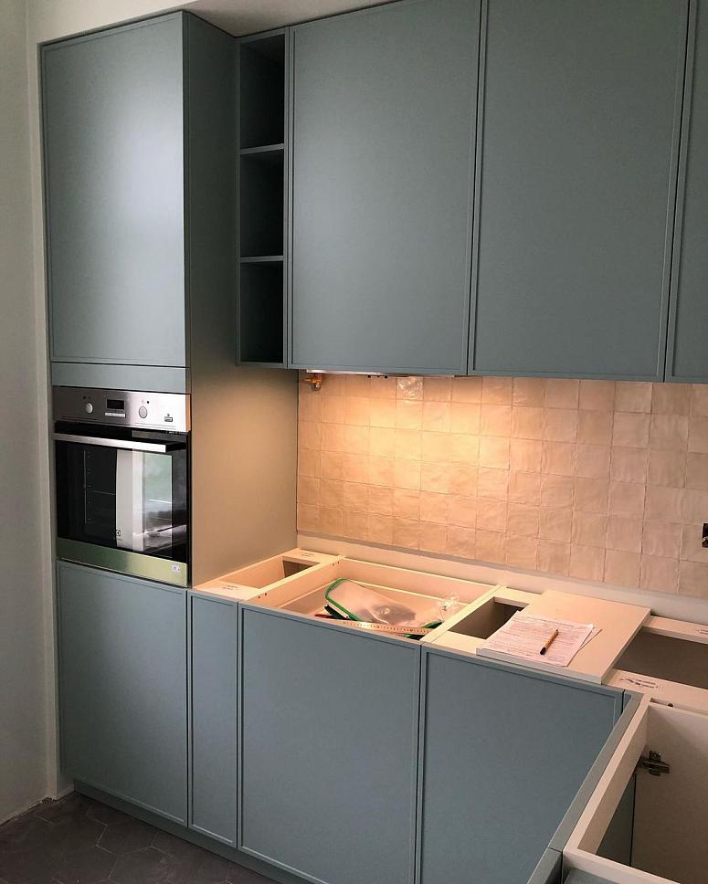 Фото угловая зеленая матовая кухня с крашеными фасадами в неоклассическом стиле