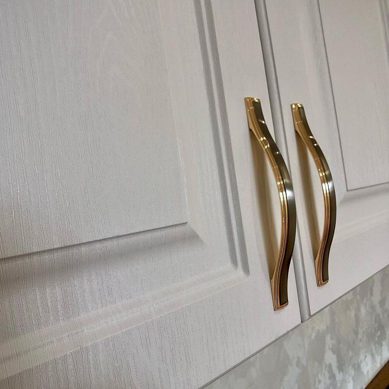 Фото прямая белая кухня с крашеными фасадами в неоклассическом стиле с пластиковой столешницей