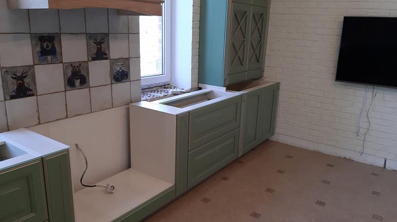 Фото угловая зеленая матовая кухня из массива в классическом стиле