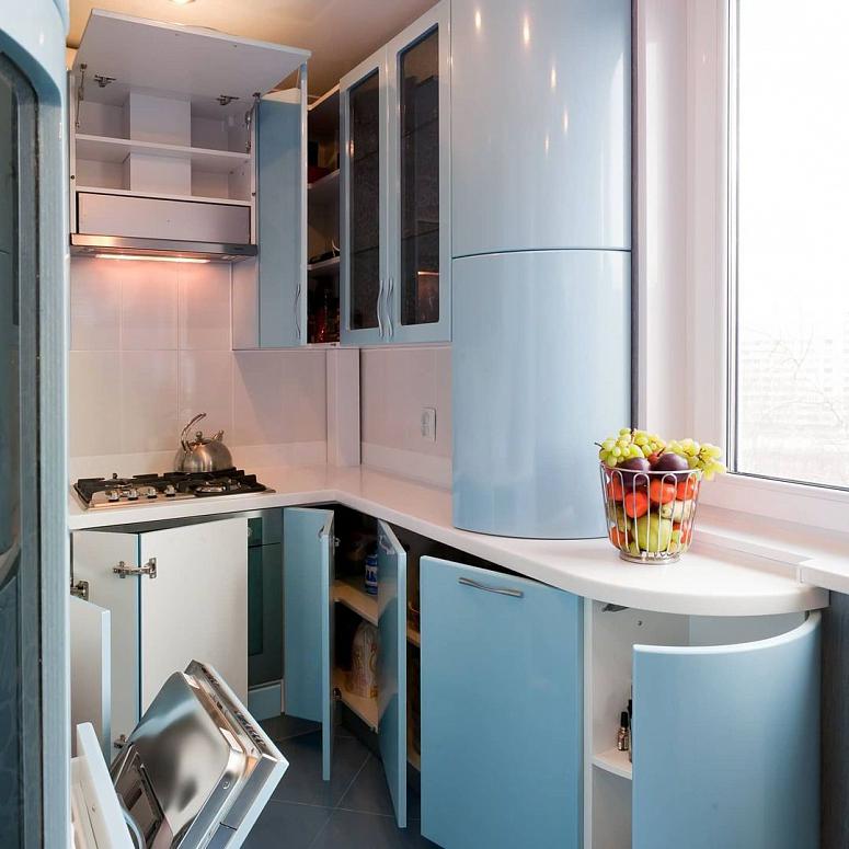 Фото п-образная яркая синяя кухня с фасадами МДФ-ПВХ в стиле Хай-Тек c акриловой столешницей