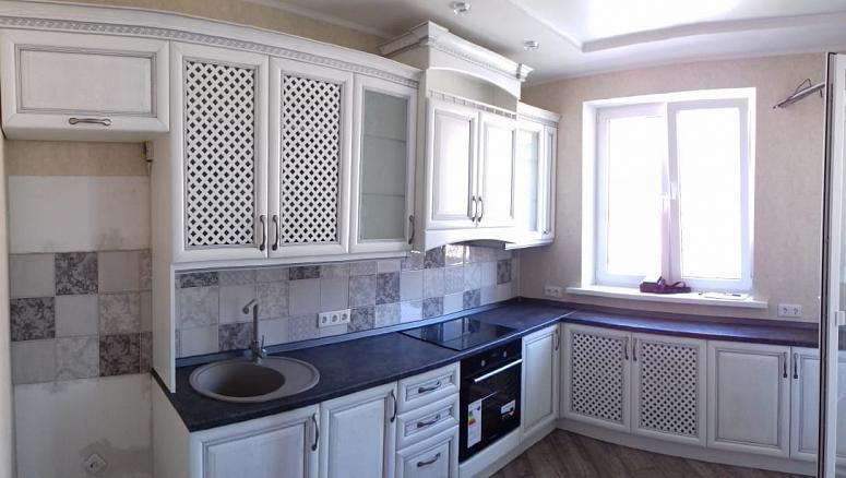 Фото угловая белая светлая матовая кухня из массива в классическом стиле с пластиковой столешницей