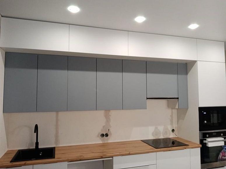 Фото прямая белая серая двухцветная кухня с пластиковыми фасадами в стиле Хай-Тек и в стиле Минимализм