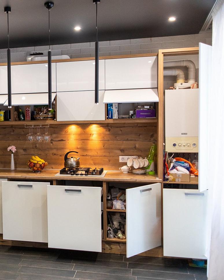 Фото угловая белая светлая кухня с фасадами МДФ-ПВХ в стиле Хай-Тек с пластиковой столешницей