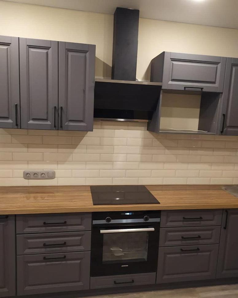 Фото угловая серая темная кухня с крашеными фасадами в неоклассическом стиле с пластиковой столешницей