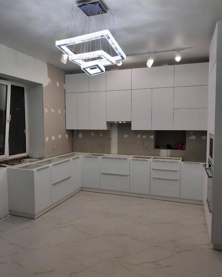 Фото п-образная белая кухня с крашеными фасадами в стиле Хай-Тек и в стиле Минимализм