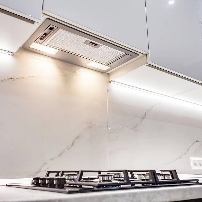 Фото прямая белая древесная двухцветная глянцевая кухня с пластиковыми фасадами в стиле Хай-Тек и в стиле Минимализм с пластиковой столешницей