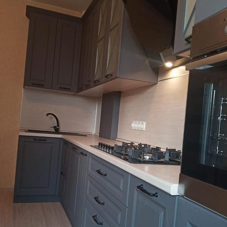Фото угловая серая матовая темная кухня с крашеными фасадами в неоклассическом стиле с пластиковой столешницей