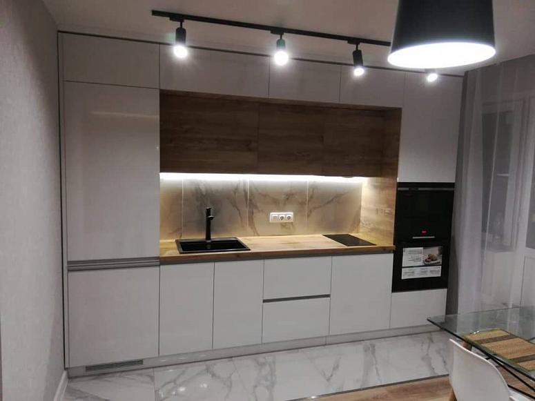 Фото прямая трехъярусная белая древесная глянцевая светлая кухня с пластиковыми фасадами AGT в стиле Хай-Тек и в стиле Минимализм с пластиковой столешницей