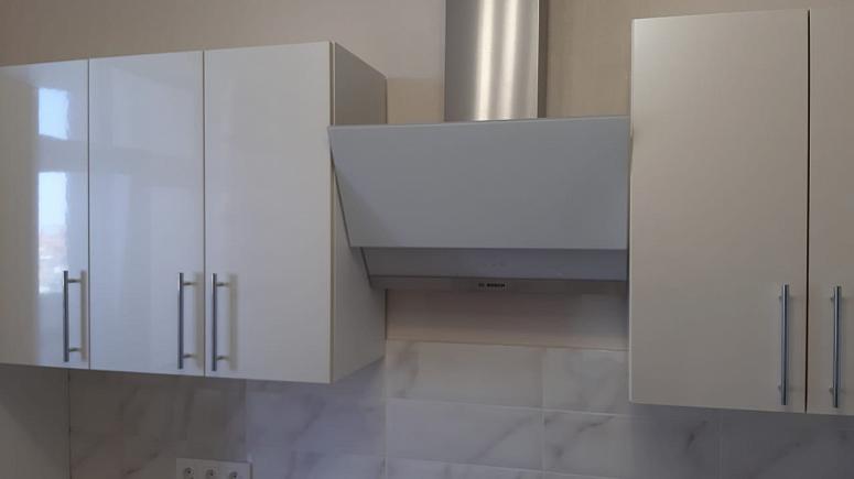 Фото прямая белая светлая глянцевая кухня с пластиковыми фасадами AGT в стиле Хай-Тек с пластиковой столешницей