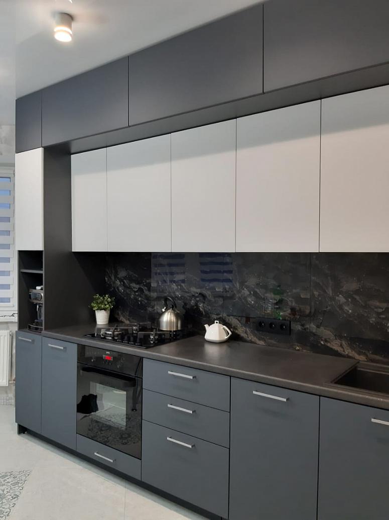 Фото угловая белая двухцветная матовая серая темная кухня с фасадами МДФ-ПВХ в стиле Минимализм с пластиковой столешницей