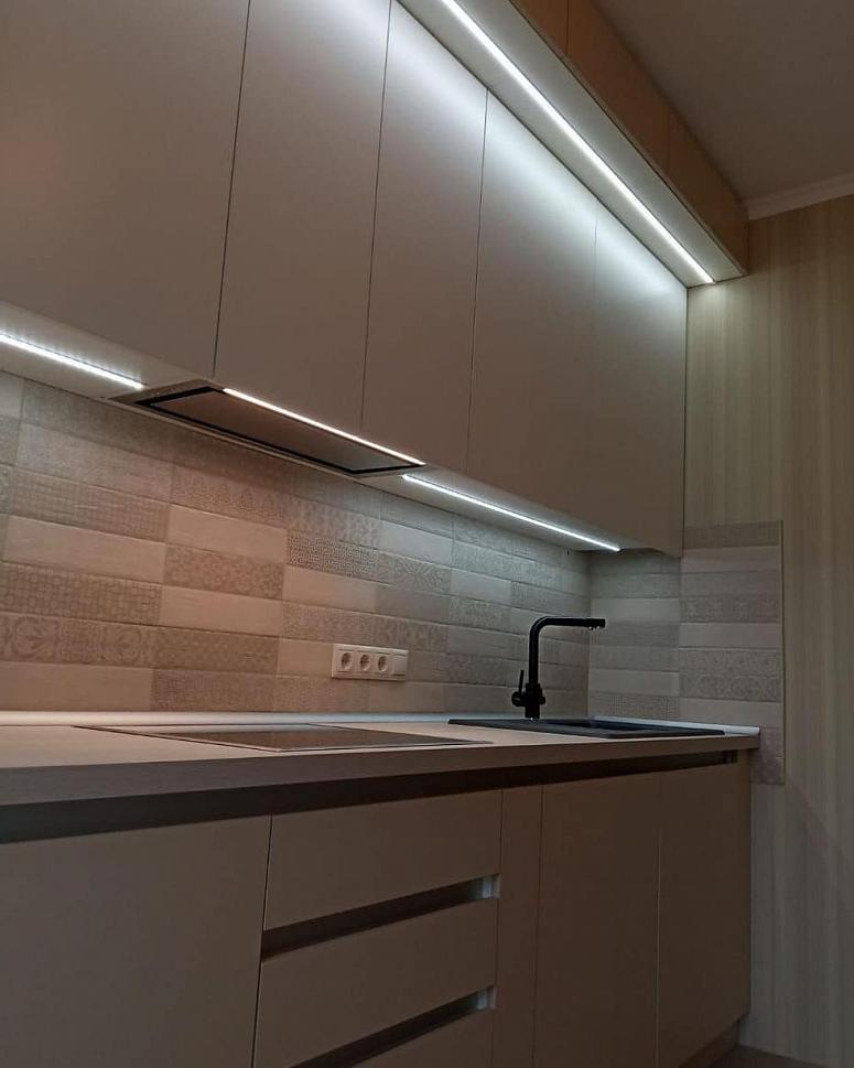 Фото прямая трехъярусная светлая бежевая кухня с крашеными фасадами в стиле Хай-Тек и в стиле Минимализм с пластиковой столешницей