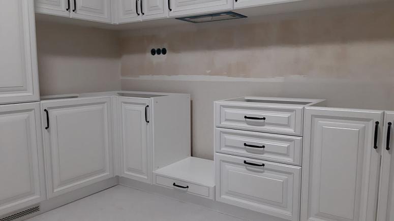 Фото угловая белая светлая матовая кухня с фасадами МДФ-ПВХ в классическом стиле и в неоклассическом стиле