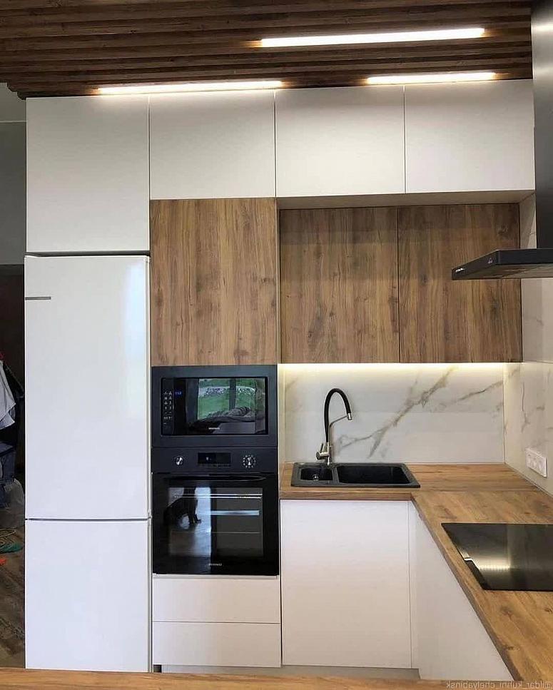 Фото трехъярусная п-образная белая древесная двухцветная матовая светлая кухня с пластиковыми фасадами с крашеными фасадами AGT в стиле Лофт и в стиле Минимализм с пластиковой столешницей