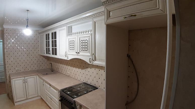 Фото угловая светлая матовая кухня из массива в классическом стиле с пластиковой столешницей