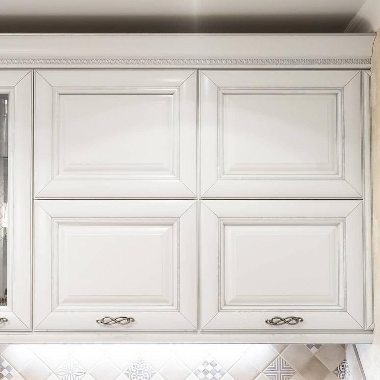 Фото прямая белая кухня из массива в классическом стиле c акриловой столешницей