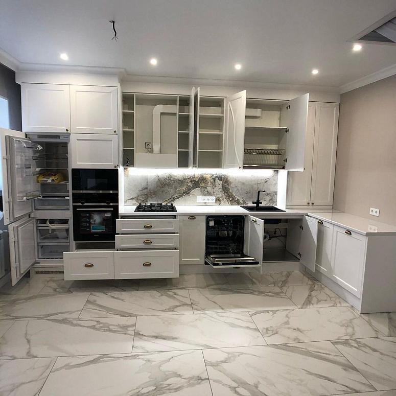 Фото угловая белая кухня с крашеными фасадами в неоклассическом стиле с пластиковой столешницей