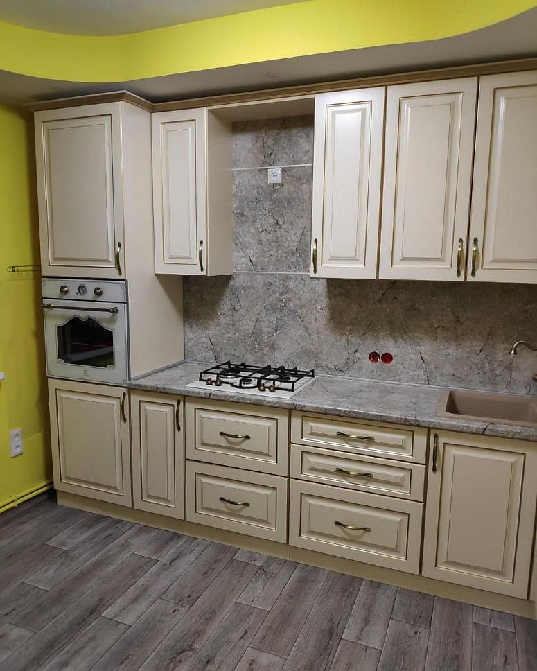 Фото угловая светлая кухня с крашеными фасадами в классическом стиле с пластиковой столешницей