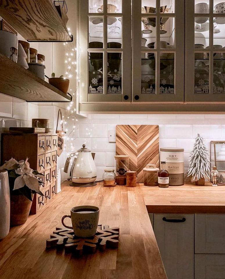 Фото угловая древесная матовая серая светлая кухня с крашеными фасадами в неоклассическом стиле с пластиковой столешницей
