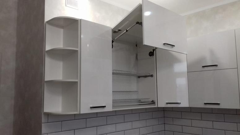 Фото угловая белая двухцветная глянцевая светлая темная кухня с пластиковыми фасадами AGT в стиле Хай-Тек с пластиковой столешницей