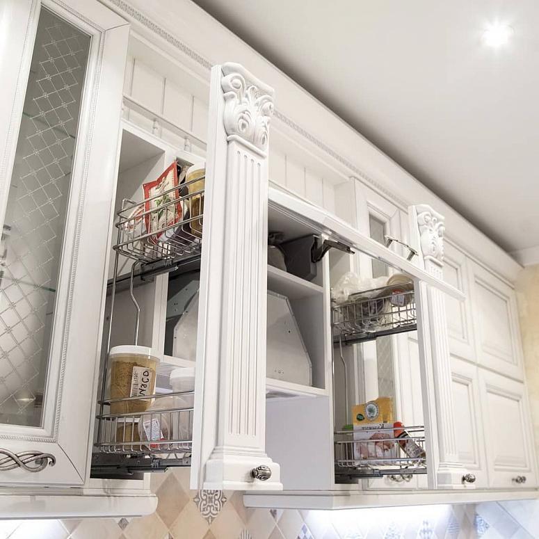 Фото прямая белая кухня из массива в классическом стиле c акриловой столешницей
