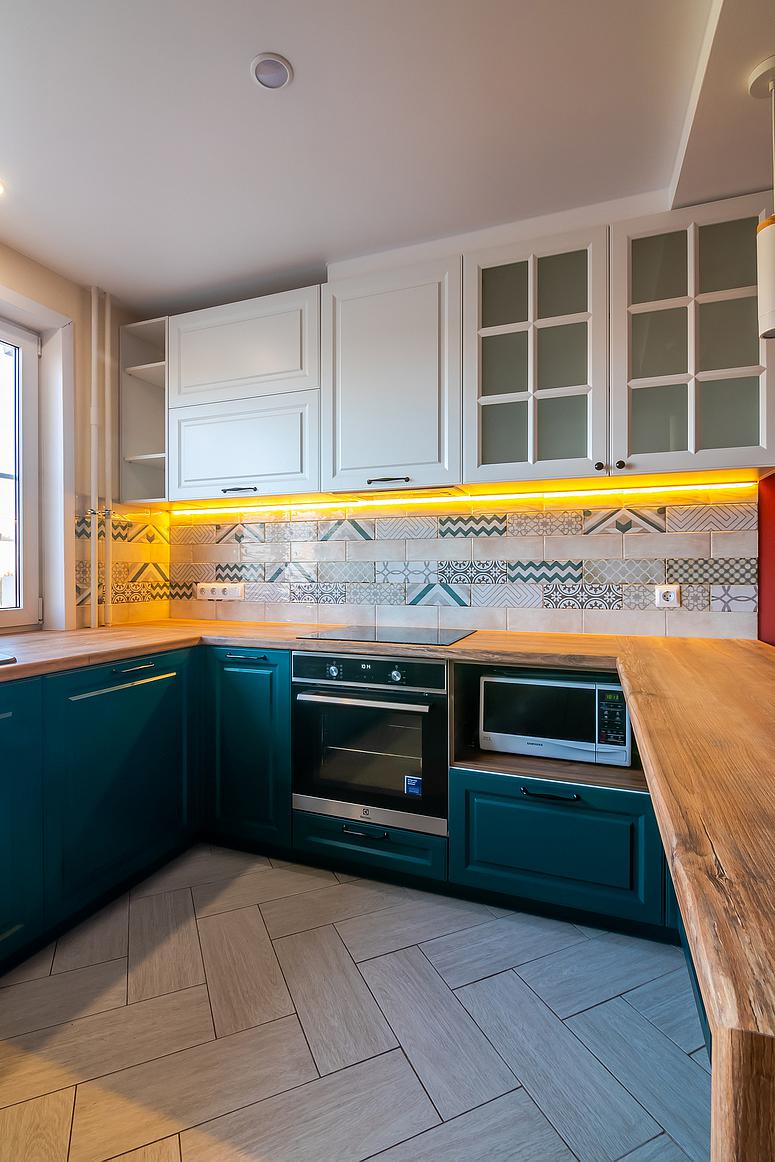 Фото угловая п-образная с барной стойкой белая двухцветная зеленая кухня с крашеными фасадами в неоклассическом стиле и в скандинавском стиле с пластиковой столешницей