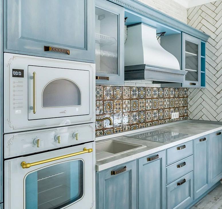 Фото прямая светлая синяя кухня из массива в классическом стиле с пластиковой столешницей