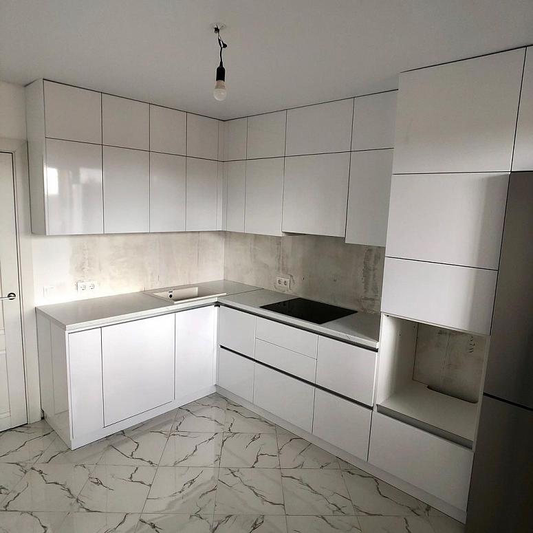 Фото угловая белая глянцевая кухня с фасадами МДФ-ПВХ в стиле Хай-Тек и в стиле Минимализм с пластиковой столешницей