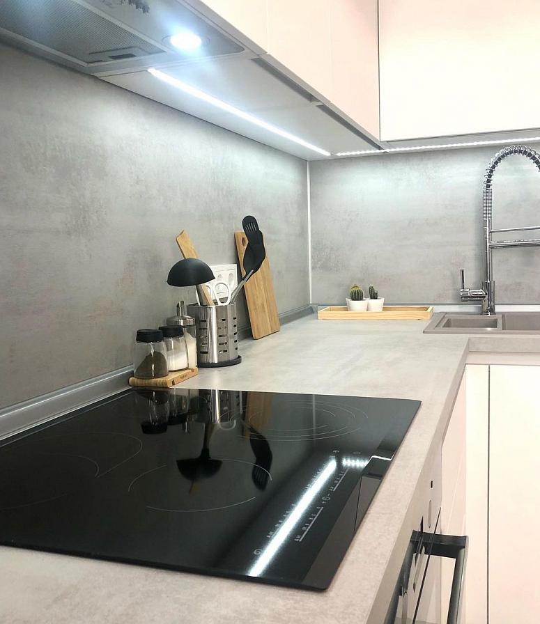 Фото угловая трехъярусная светлая бежевая под бетон кухня с крашеными фасадами в стиле Хай-Тек и в стиле Минимализм с пластиковой столешницей