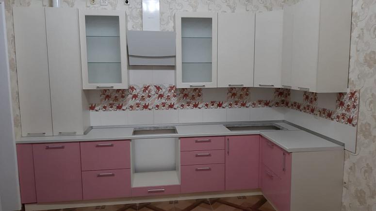Фото угловая белая двухцветная матовая светлая кухня с крашеными фасадами в стиле Хай-Тек с пластиковой столешницей