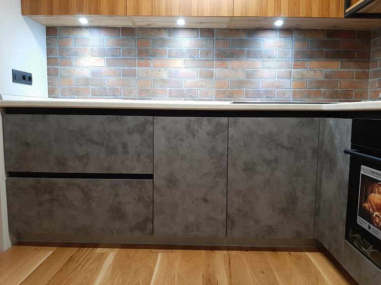 Фото угловая под бетон древесная двухцветная матовая серая темная кухня из шпона с фасадами TSS в стиле Лофт с пластиковой столешницей
