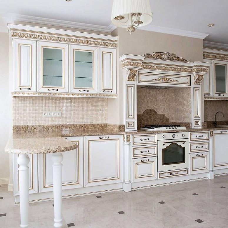 Фото угловая белая светлая кухня из массива в классическом стиле со столешницей из натурального камня