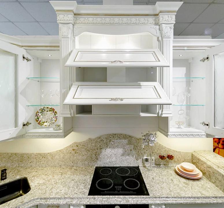 Фото угловая белая светлая кухня из массива из шпона в классическом стиле c акриловой столешницей