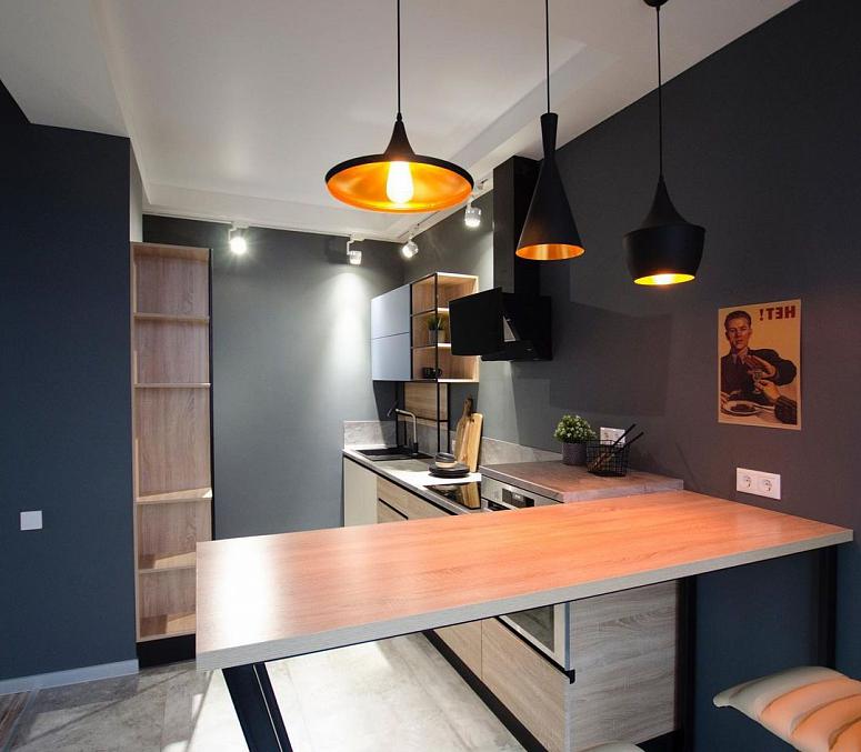 Фото прямая с барной стойкой древесная двухцветная серая темная кухня с пластиковыми фасадами в стиле Лофт с пластиковой столешницей