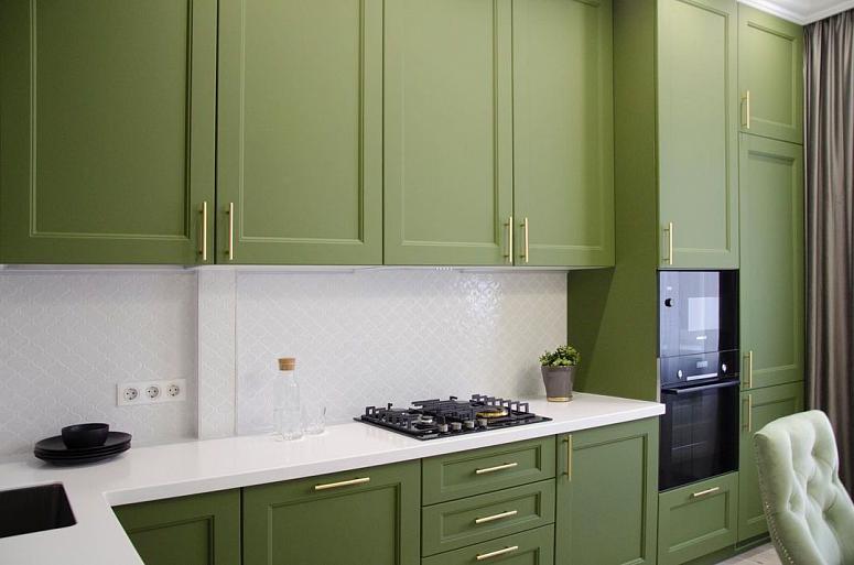 Фото угловая яркая зеленая оливковая кухня с крашеными фасадами в неоклассическом стиле c акриловой столешницей